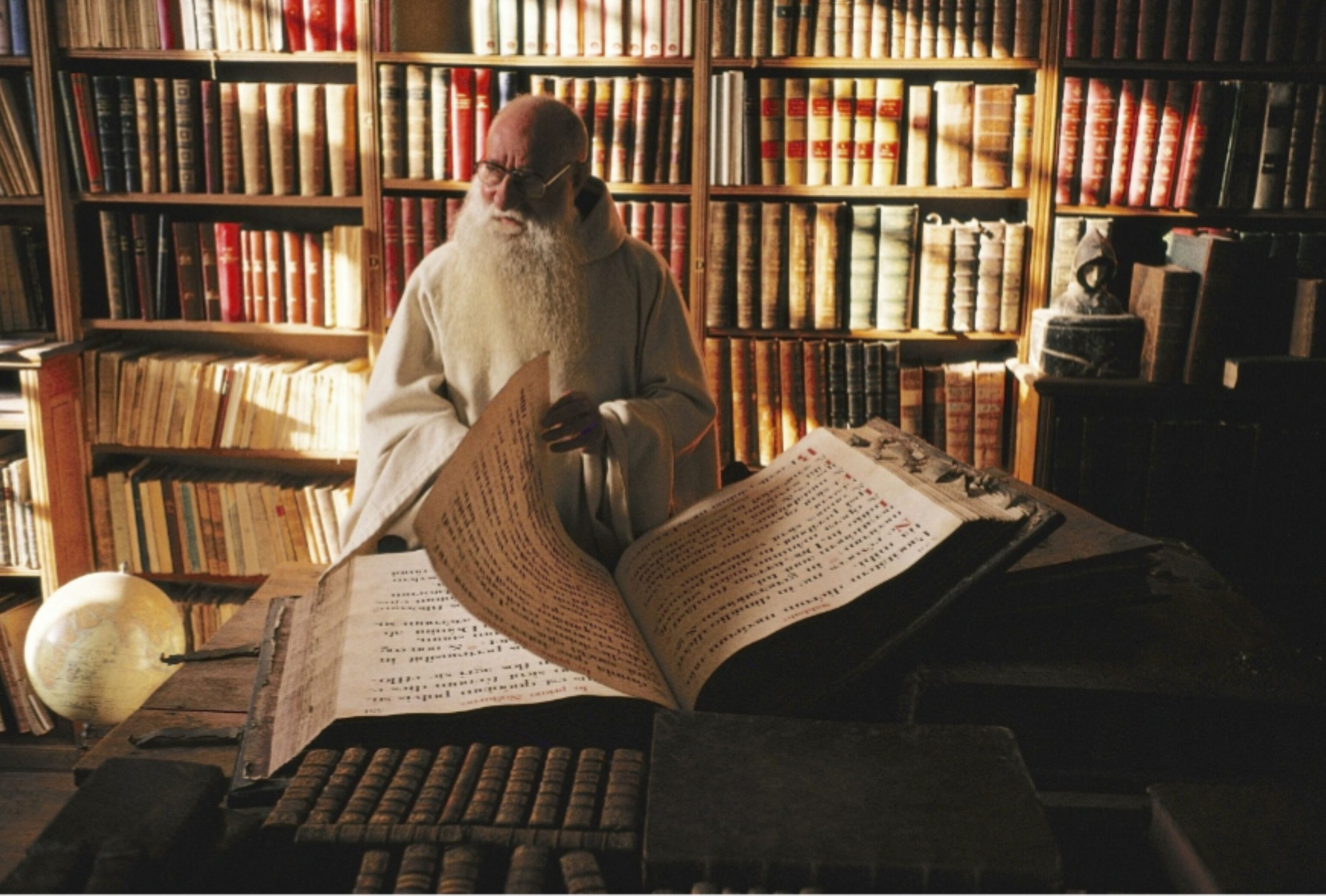 Человек с огромной книгой. Мудрец с книгой. Книга человек. Ученый с книгой. Монах в библиотеке.